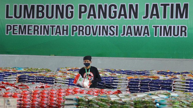 Lumbung Pangan Jatim tetap dibuka untuk umum. Sebanyak 21 pegawai Lumbung Pangan telah dinyatakan positif Covid-19.