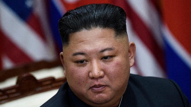 Pemimpin Korut, Kim Jong-un, menetapkan 'status darurat maksimum' usai mendeteksi suspek kasus pertama virus corona (Covid-19).