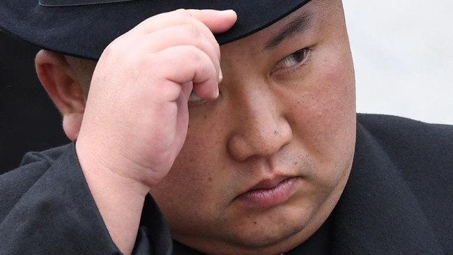 North Korean leader Kim Jong Un attends a wreath-laying ceremony at a WWII memorial in the far-eastern Russian port of Vladivostok on April 26, 2019. (Photo by Kirill KUDRYAVTSEV / AFP)