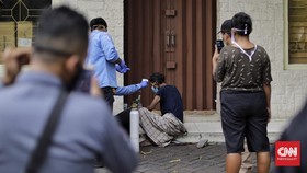 FOTO: Evakuasi Tunawisma Demam di Pasar Baru