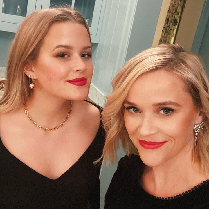 <p>Reese Witherspoon bersama putrinya dengan Ryan Phillipe, Ava Elizabeth Phillippe memiliki wajah yang sama. Enggak heran keduanya seperti anak kembar atau kakak-adik, ini karena Reese Witherspoon sudah memiliki Ava di usia 19 tahun. (Foto: Instagram @reesewitherspoon)</p>
