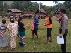 Cerita Warga di Polman Tembus Medan Terjal demi Bagikan Masker ke Pedalaman