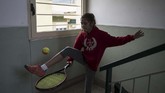 Bermain Tenis di Atap Rumah di Tengah Lockdown Covid-19 Carola Pessina practices tennis in the staircase before playing with Vittoria Oliveri (unseen) on the rooftops of their house in Finale Ligure, Liguria Region, northwestern Italy on April 19, 2020, during the country's lockdown aimed at stopping the spread of the COVID-19 (new coronavirus) pandemic. - Everyday Carola Pessina, 11, and Vittoria Oliveri, 13, play tennis from a rooftop to another rooftop of their homes to practice during the Covid 19 lockdown. (Photo by MARCO BERTORELLO / AFP)