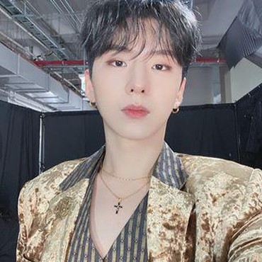 Kihyun MONSTA X Beri Donasi untuk Anak Perempuan Kurang Mampu