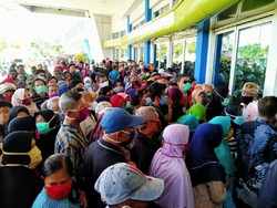 Termakan Hoaks Sembako Gratis, Warga Berdesakan di Lumbung Pangan Jatim
