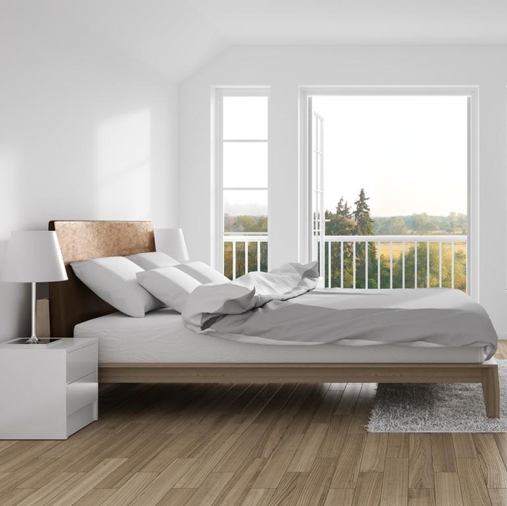 Cermin besar dapat diletakkan di depan tempat tidur seperti ini, Bun. Cermin besar dapat menyiasati kamar yang berukuran kecil supaya terlihat besar. (Foto: iStock)