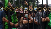 PEMBAGIAN NASI KOTAK DI KOGABWILHAN I Warga antre mendapatkan nasi kotak dan masker di Markas Komando Gabungan Wilayah Pertahanan (Kogabwilhan) I, Jakarta, Selasa (21/4/2020). Kegiatan tersebut merupakan kegiatan peduli dan berbagi dari Kogabwilhan-I kepada masyarakat sekitar di tengah berlangsungnya Pembatasan Sosial Berskala Besar. ANTARA FOTO/Sigid Kurniawan/foc.