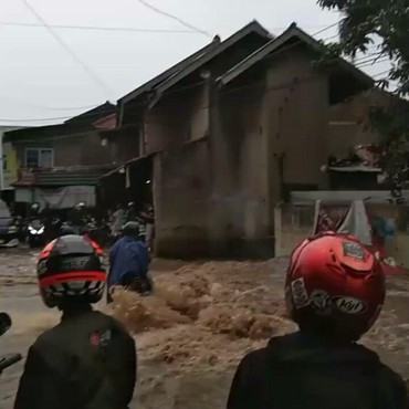 Viral, Pengendara Motor di Cimahi Meninggal Dunia terseret Arus Banjir