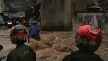 img-title Viral, Pengendara Motor di Cimahi Meninggal Dunia terseret Arus Banjir