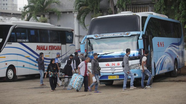 Calon penumpang bersiap menaiki bus AKAP di terminal bayangan Pondok Pinang, Jakarta, Jumat (3/4/2020). Pemerintah mengimbau masyarakat untuk menunda mudik atau pulang kampung pada Lebaran mendatang sebagai salah satu langkah membatasi penyebaran wabah COVID-19. ANTARA FOTO/Reno Esnir/aww.