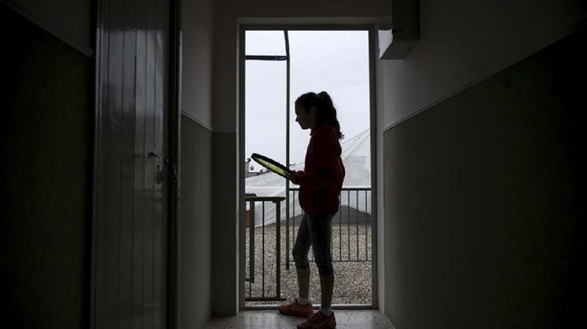 FOTO: Bermain Tenis di Atap Rumah saat Lockdown Corona