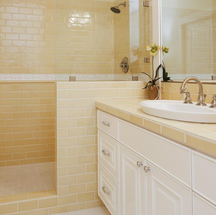 Cermin yang dipasang sepanjang dinding kamar mandi, membuat tempat ini terkesan lebih cerah dan besar. (Foto: iStock)