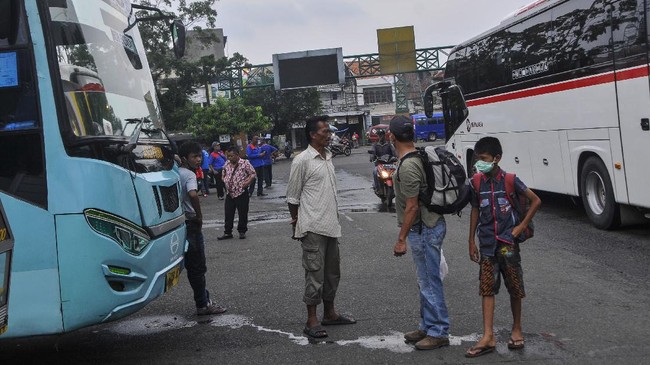 Sejumlah calon penumpang bersiap naik ke bus Antar Kota Antar Provinsi (AKAP) di Terminal Bekasi, Jawa Barat, Jumat (10/4/2020). Pemerintah melalui Kementerian Perhubungan mematangkan Peraturan Menteri untuk pengendalian mudik pada musim lebaran tahun 2020 di tengah penyebaran COVID-19 . ANTARA FOTO/Fakhri Hermansyah/wsj.