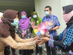 Hari Kartini, Jurnalis Perempuan Purworejo Beri Bunga ke Tenaga Medis