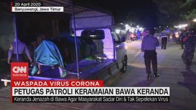 VIDEO: Petugas Patroli Keramaian Bawa Keranda Jenazah