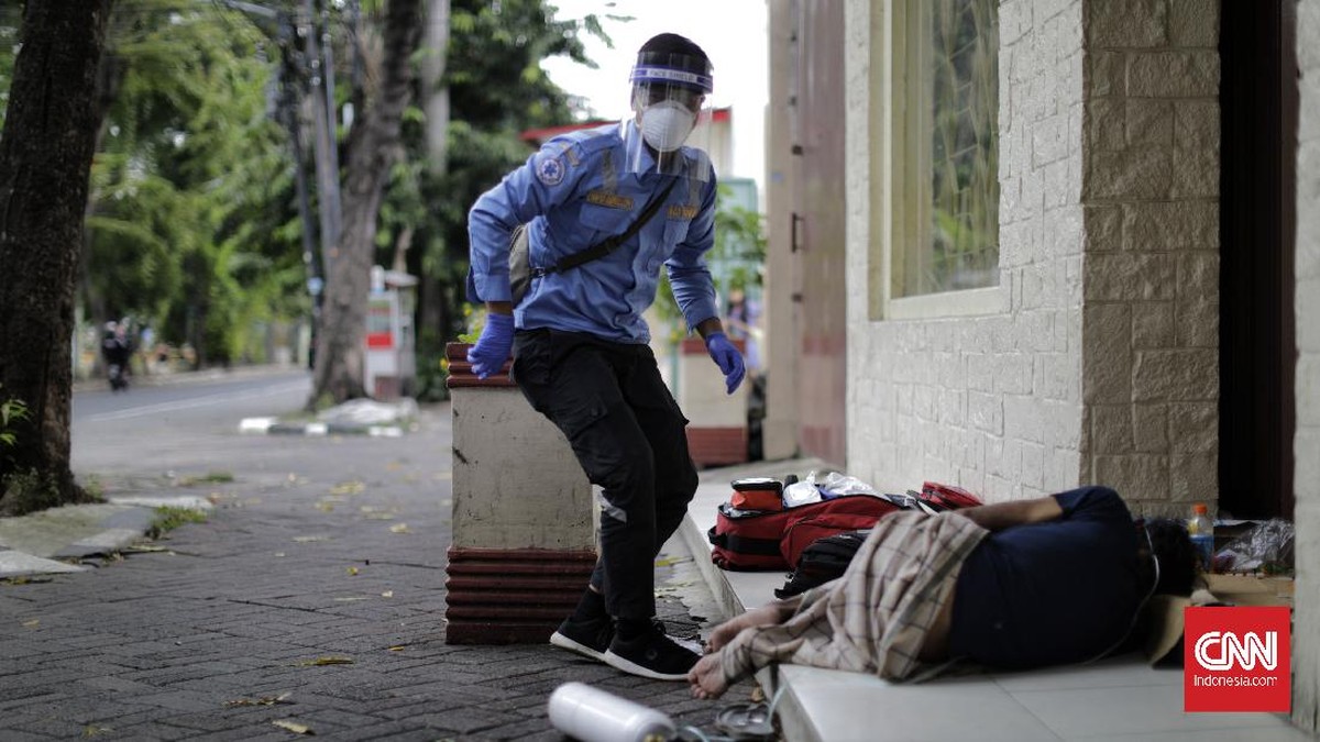 FOTO: Evakuasi Tunawisma Demam di Pasar Baru