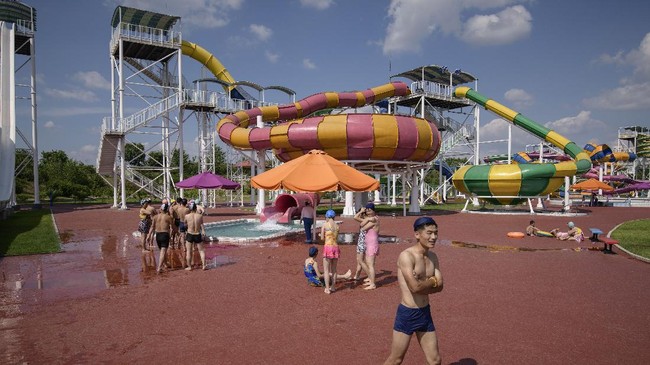 Gubernur Jabar Ridwan Kamil meminta para pemilik usaha belajar dari kasus Waterboom Cikarang bahwa kesehatan di masa pandemi ada di atas soal keuntungan.