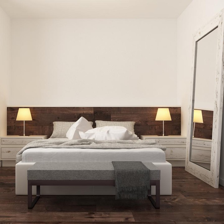 Penempatan cermin yang berhadapan dengan jendela seperti ini bisa memantulkan cahaya. Sehingga, kamar terlihat lebih terang karena cahaya yang dipantulkan. (Foto: iStock)