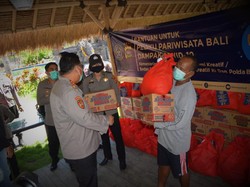 Polda Bali Distribusikan Sembako untuk Pelaku Wisata Bali