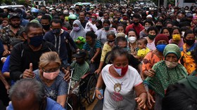 FOTO: Antrean Pembagian Nasi Kotak di Kogabwilhan Membeludak