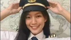 Rayakan Hari Kartini, Para Pilot Perempuan Lakukan #PassHatChallenge