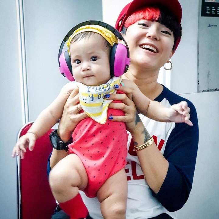 <p>Baby June juga pernah diajak kerja Mama Poppy nih. <em>Cute</em> banget sih pakai <em>headphone</em> pink gitu. (Foto: Instagram @popsovia)</p>
