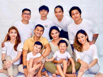 5 Potret Hangat Anjasmara-Dian Nitami Bersama Anak dan Cucu