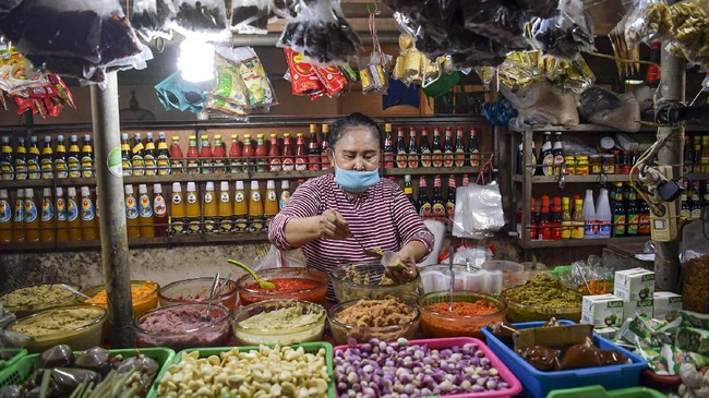 Pedagang melayani pembeli di Pasar Senen, Jakarta, Selasa (21/4/2020). Banyak perempuan yang tetap berdagang seperti biasanya meski dalam kondisi pandemi COVID-19. ANTARA FOTO/Nova Wahyudi/foc.