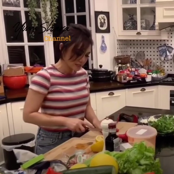 <p>Dapur Yuni Shara bertema American Style dengan didominasi warna putih dan hitam. Warna tersebut tampak pada kabinet serta lantai. [Foto: YouTube Yuni Shara Channel]</p>