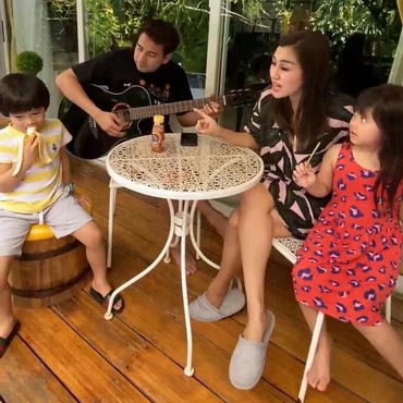 Kumpul Bareng, Raffi Ahmad dan Keluarga Nyanyi Santai di Rumah