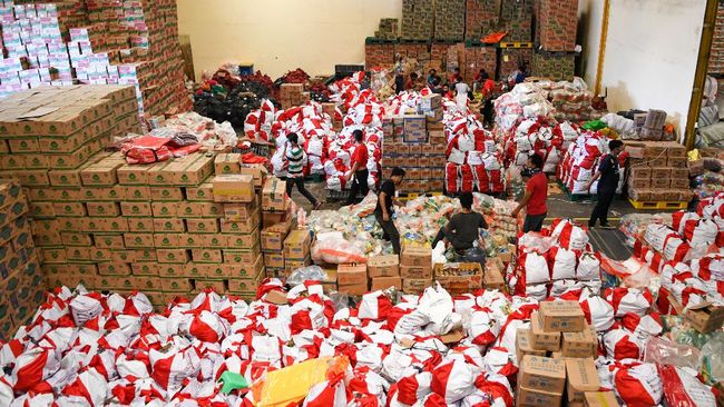 Kekacauan Bansos Corona, Masalah Klasik Big Data Pekerja mengemas paket bantuan sosial (bansos) di Gudang Food Station Cipinang, Jakarta, Rabu (22/4/2020). Pemerintah menyalurkan paket bansos masing-masing sebesar Rp600 ribu per bulan selama tiga bulan sebagai upaya untuk mencegah warga tidak mudik dan meningkatkan daya beli selama pandemi COVID-19 kepada warga yang membutuhkan di wilayah Jabodetabek. ANTARA FOTO/M Risyal Hidayat/aww.
