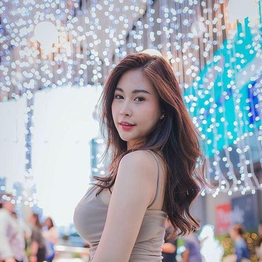 Keluyuran Sambil Main Sex Toys, Model Seksi Berakhir di Kantor Polisi