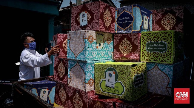 Warga mendistribusikan paket sembako ke rumah di kawasan Pondok Bambu, Jakarta, Rabu, 22 April 2020. Pemerintah DKI Jakarta menyalurkan bantuan sosial ke 1,2 juta warga yang tercatat sebagai keluarga miskin yang bermukim di Jakarta sejak 9 April lalu. CNNIndonesia/Safir Makki