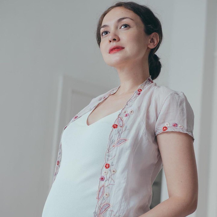 <p>Di foto terbaru, Rianti memperlihatkan perut buncit yang sudah memasuki 26 minggu. Banyak yang memuji, termasuk salah satu netizen menulis, "<em>Cantik banget bumil sehat2 yaa.</em>" (Foto: Instagram @riantic)</p>
