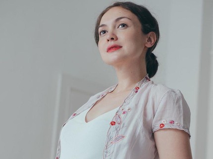 7 Foto Rianti Cartwright Hamil Setelah 9 Tahun Menikah, Dipuji Cantik Banget