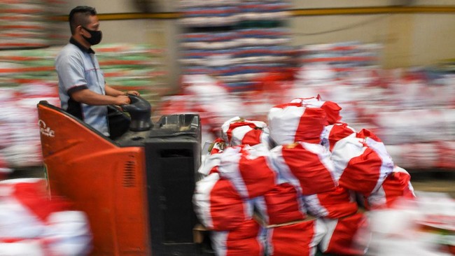 Pekerja memindahkan paket bantuan sosial (bansos) yang akan disalurkan di Gudang Food Station Cipinang, Jakarta, Rabu (22/4/2020). Pemerintah menyalurkan paket bansos masing-masing sebesar Rp600 ribu per bulan selama tiga bulan sebagai upaya untuk mencegah warga tidak mudik dan meningkatkan daya beli selama pandemi COVID-19 kepada warga yang membutuhkan di wilayah Jabodetabek. ANTARA FOTO/M Risyal Hidayat/aww.