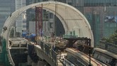 PROGRES PROYEK LRT JABODEBEK Seorang pekerja beraktivitas pada proyek pembangunan Lintas Rel Terpadu (LRT) Jabodebek lintas pelayanan II Cawang-Kuningan-Dukuh Atas di Jakarta, Minggu (19/4/2020). Progres pengerjaan konstruksi proyek Lintas Rel Terpadu (LRT) Jabodebek per 20 Maret 2020 sudah mencapai 70,9 persen. ANTARA FOTO/Aprillio Akbar/foc.