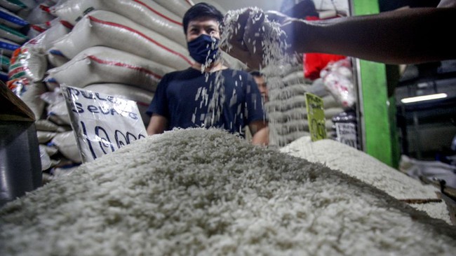 Harga beras berbagai jenis dan merek kompak naik di pasar sejak November 2022. Kenaikan harga lebih dari Rp1.000 per kg.