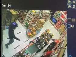 Detik-detik Maling Bercelurit Menggasak Uang Minimarket