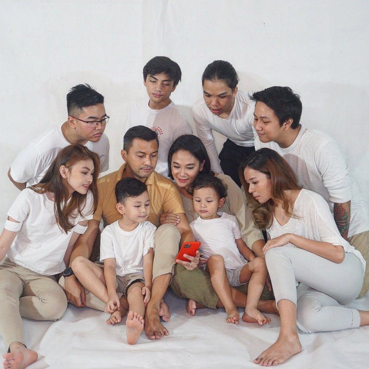 <p>Anjasmara dan Dian Nitami pun kerap membagikan foto kebersamaan keluarga besar mereka. (Foto: Instagram)</p>