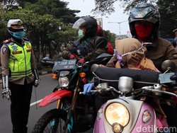 Video Hari Pertama PSBB di Bandung, Banyak Pemotor Boncengan