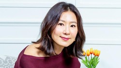 7 Gaya Mewah Kim Hee Ae di Drama The World of The Married