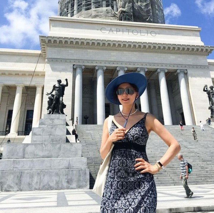 <p>Kim Hee Ae, pemeran Jin Sun Woo dalam drama Korea <em>The World of the Married</em> aslinya sudah menikah dengan seorang CEO bernama Lee Chan Jin pada tahun 1996. Keduanya telah dikaruniai dua orang anak. (Foto: Instagram @heeae_official)</p>