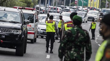 Polisi telah menutup jalan yang mengarah ke Istana Kepresidenan Jakarta sejak semalam, namun jalur TransJakarta masih tetap bisa dilalui.