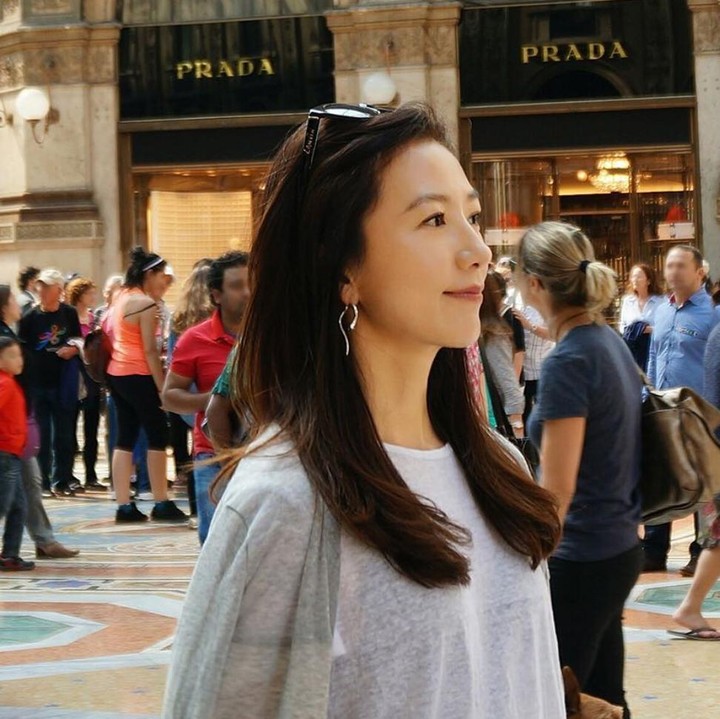 <p>Kini nama Kim Hee Ae semakin dikenal berkat perannya sebagai korban pelakor dalam drama Korea <em>The World of the Married</em>. (Foto: Instagram @heeae_official)</p>