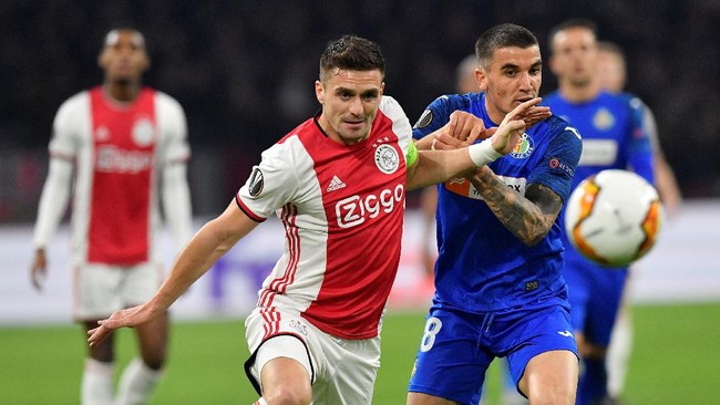 Ajax's Serbian forward Dusan Tadic (L) fights for the ball with Getafe's Uruguayan midfielder Mauro Arambarri during the UEFA Europa League round of 32 second leg football match between Ajax Amsterdam and Getafe FC at the Johan Cruijff Arena stadium in Amsterdam on February 27, 2020. (Photo by JOHN THYS / AFP)