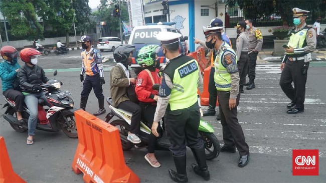 Sejumlah pengendara roda dua di Kota Bamdung masih berboncengan saat PSBB diberlakukan, Rabu (22/4).