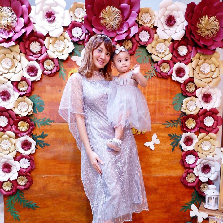 Banyak yang bilang sang putri tercinta wajahnya lebih mirip dengan Bunda Cleo. (Foto: Instagram @ratucleopatra20)