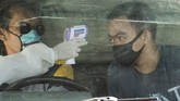 PSBB DI BANDUNG RAYA Petugas memeriksa suhu tubuh warga saat Pembatasan Sosial Berskala Besar (PSBB) di Bandung Raya, Setiabudi, Bandung, Jawa Barat, Rabu (22/4/2020). Pemprov Jawa Barat mulai memberlakukan (PSBB) Kota Bandung, Kota Cimahi, Kabupaten Bandung, Kabupaten Bandung Barat, dan Kabupaten Sumedang dalam rangka percepatan penanganan COVID-19 selama 14 hari dimulai pada 22 April hingga 5 Mei 2020. ANTARA FOTO/M Agung Rajasa/aww.
