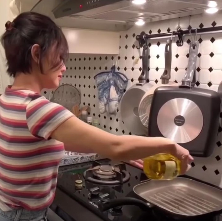 <p>Pojok ini digunakan Yuni Shara sebagai tempat memasak. Selain kompor, terdapat oven dan juga microwave. (Foto: YouTube Yuni Shara Channe)l</p>